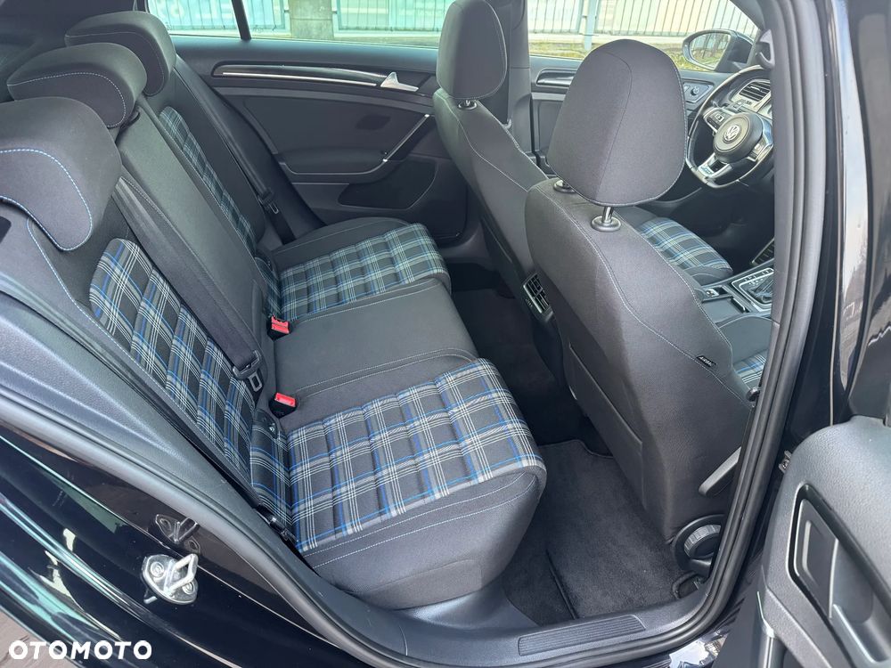 Volkswagen Golf - 22