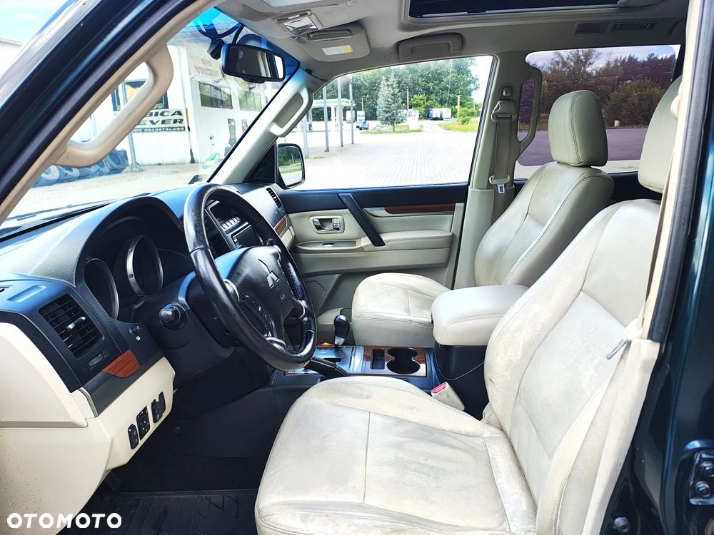Mitsubishi Pajero - 25