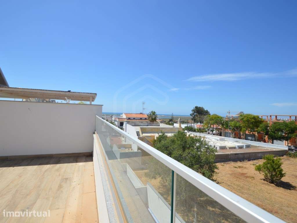Moradia em banda T3, piscina e terraço com vista mar, Fuseta, Algarve - Grande imagem: 5/31
