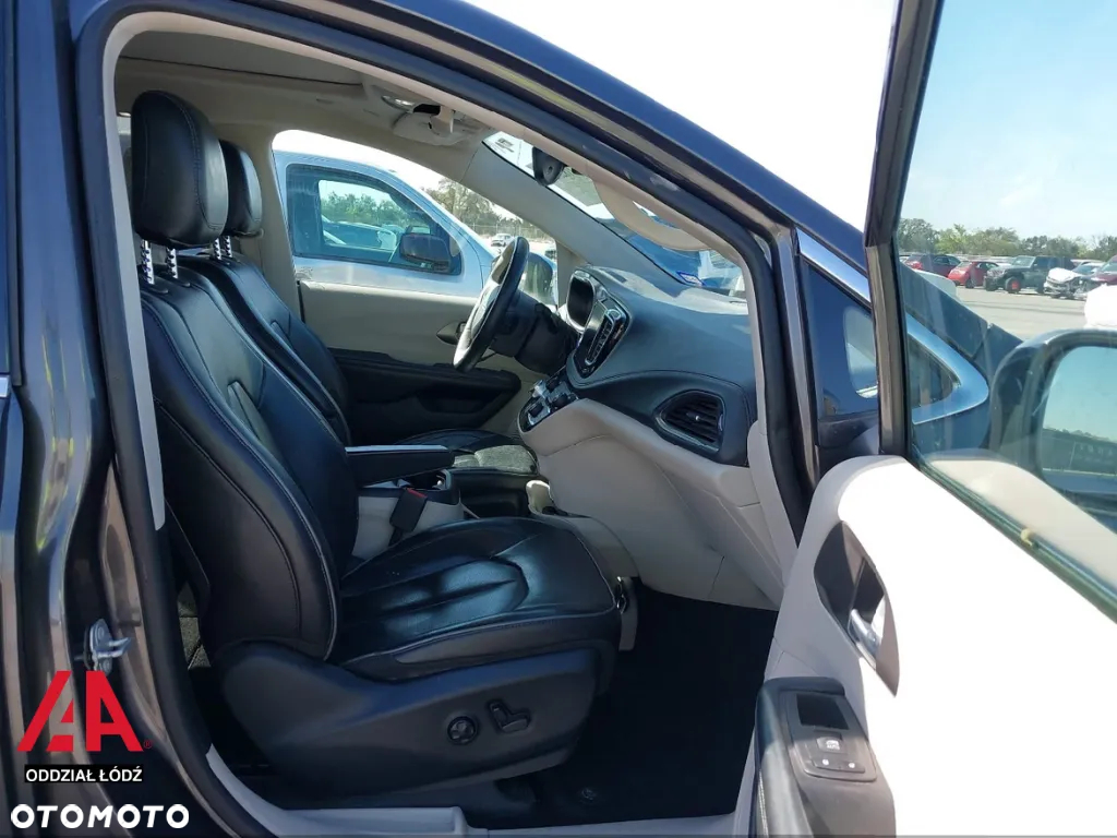 Chrysler Pacifica - 4