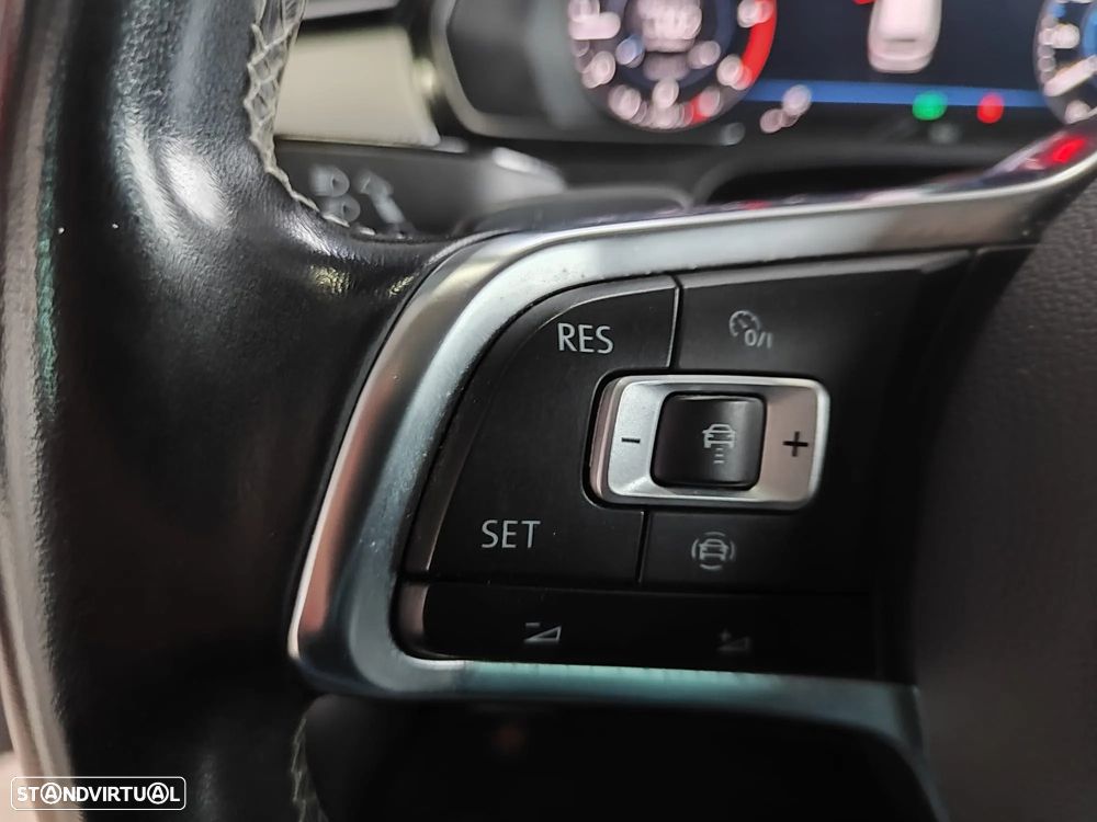 VW Passat Variant 2.0 TDi R-Line DSG - 33