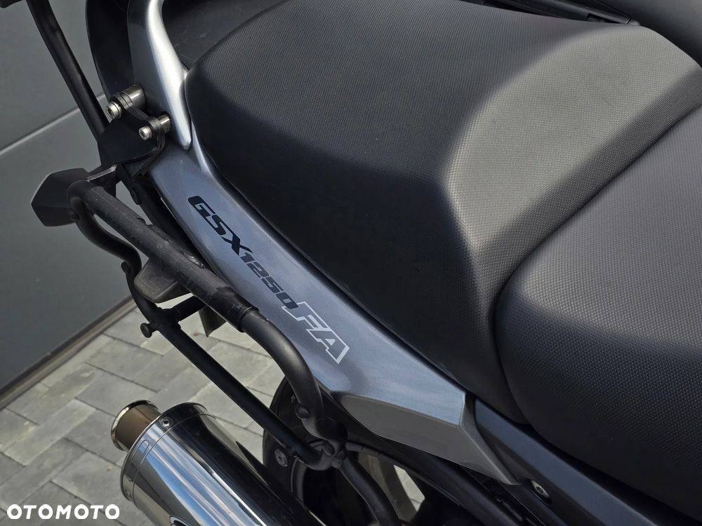 Suzuki GSX - 33
