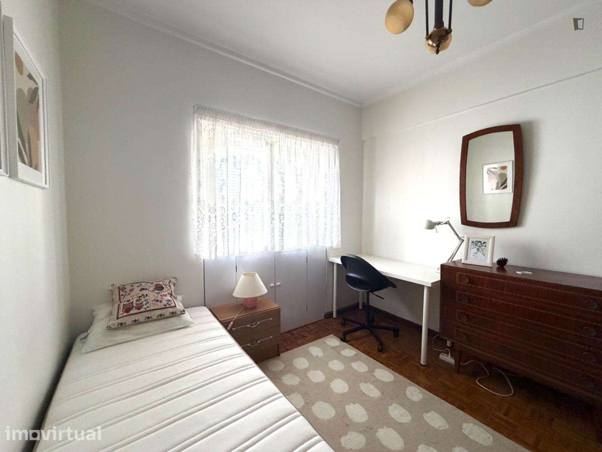 Quarto - localizado em Linda-a-Velha Lisbon - Grande imagem: 2/5
