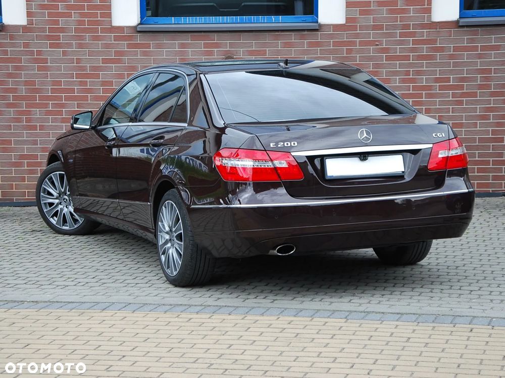 Mercedes-Benz Klasa E ver-200-cgi-blueefficiency-elegance - 25