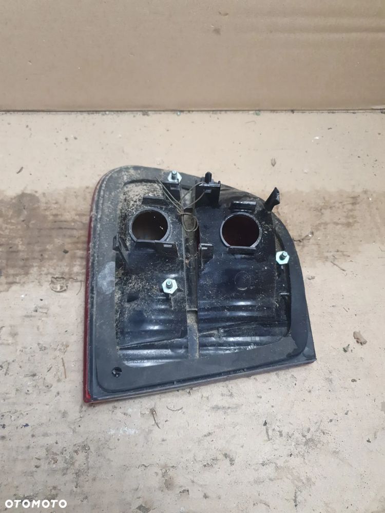 LAMPA PRAWA TYLNA W KLAPIE SEAT LEON I - 5