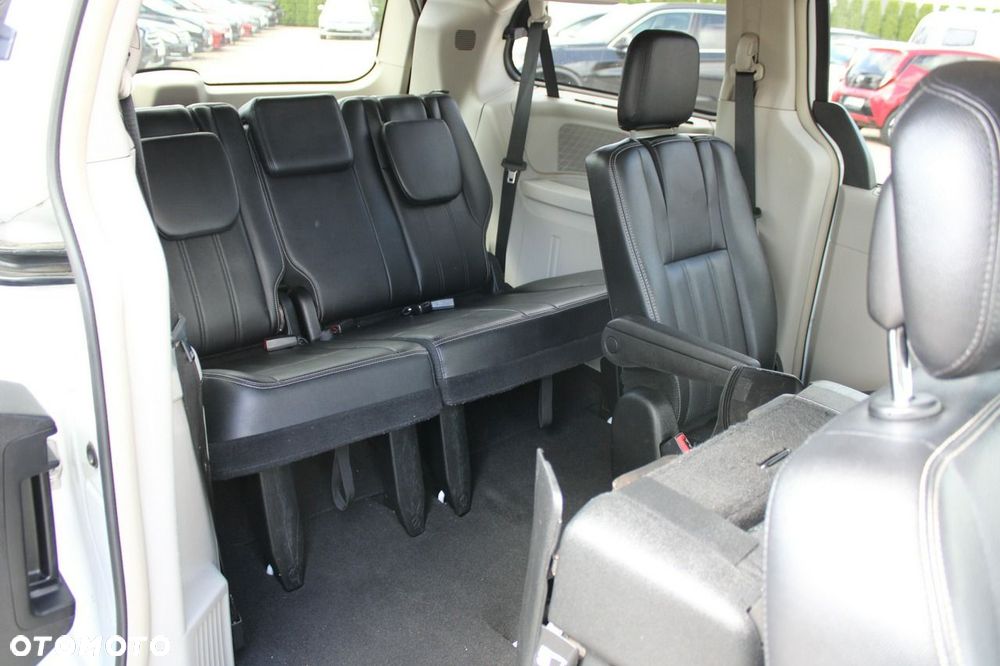 Chrysler Town & Country - 27