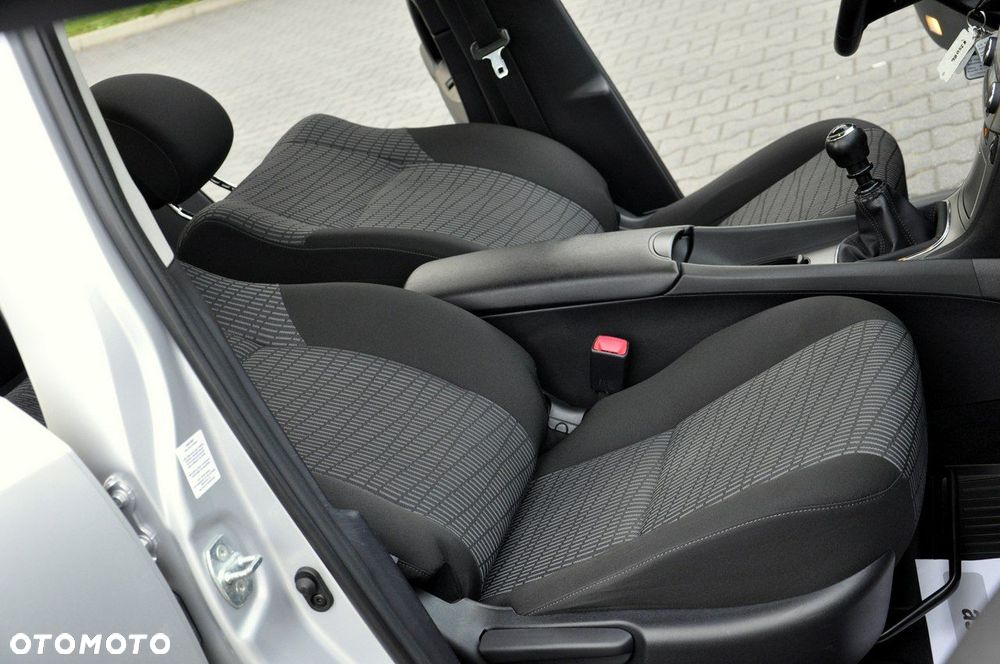 Toyota Avensis 1.8 Sol plus NAVI - 12