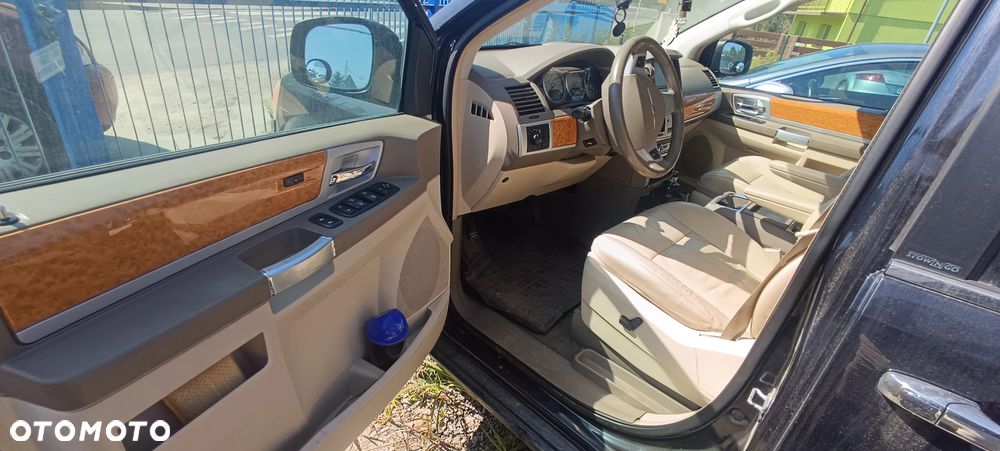 Chrysler Town & Country - 4