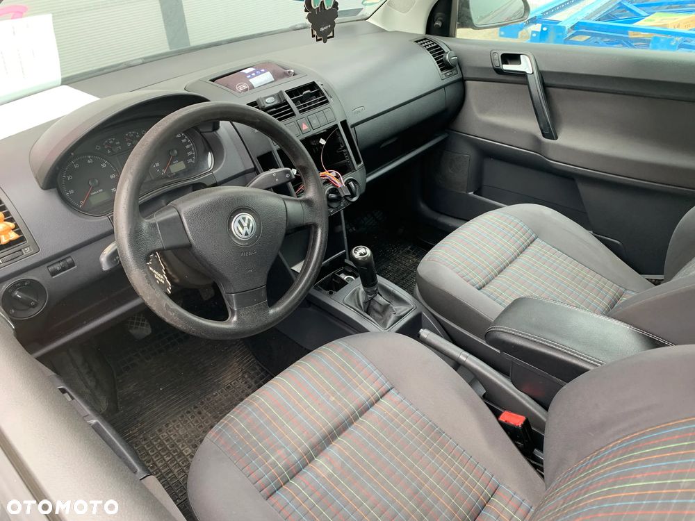 VOLKSWAGEN POLO 2009 *SAMOCHÓD NA CZĘŚCI* 4824  MASKA, LAMPA, DRZWI, LUSTERKO, ZDERZAK, GRILL, BŁOTNIK, KLAPA, BELKA, DESKA, FOTELE, KANAPA, ĆWIARTKA KIEROWNICA, TARCZE, ZACISKI, ZAWIESZENIE, KOMPLETNY PRZÓD, KOMPLETNY TYŁ, LICZNIK, ZEGARY, PRAWE LEWE PRZÓD TYŁ - 5