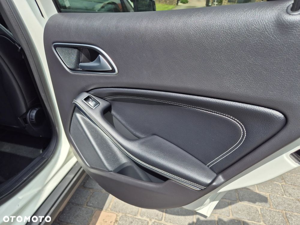 Mercedes-Benz GLA 200 Urban - 23