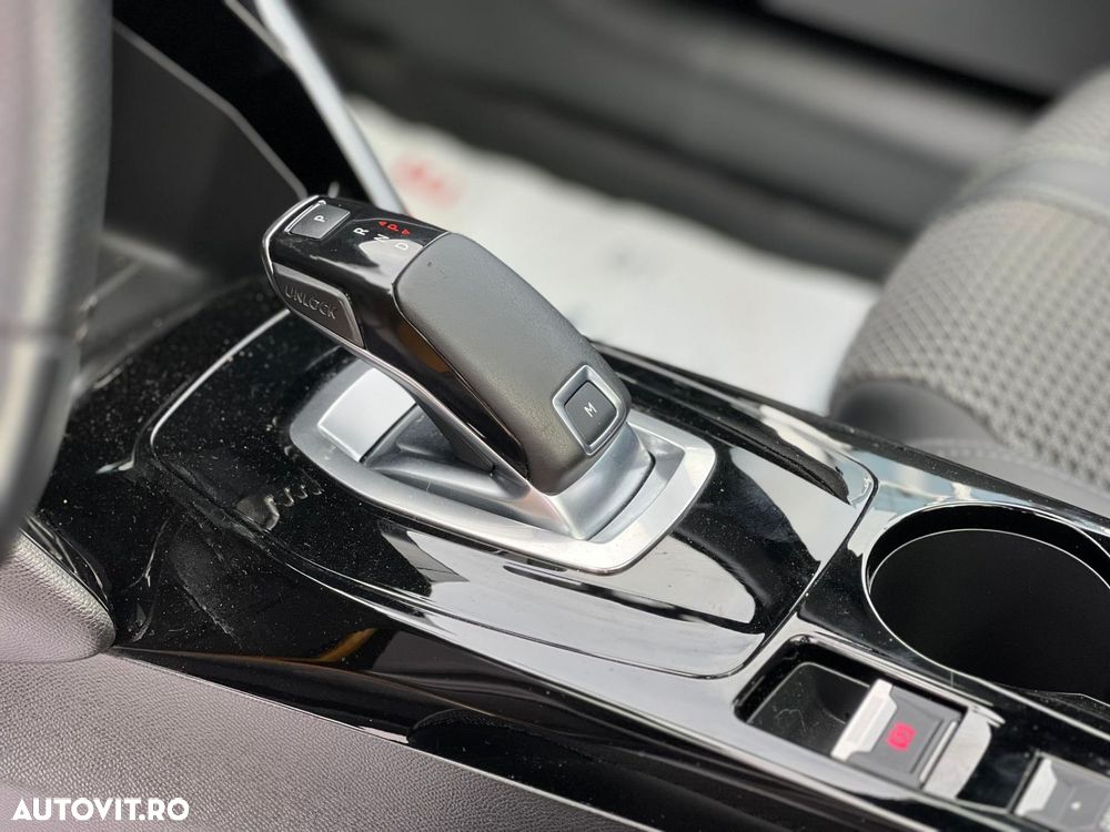 Peugeot 208 1.2 L PureTech STT EAT8 GT Line - 12