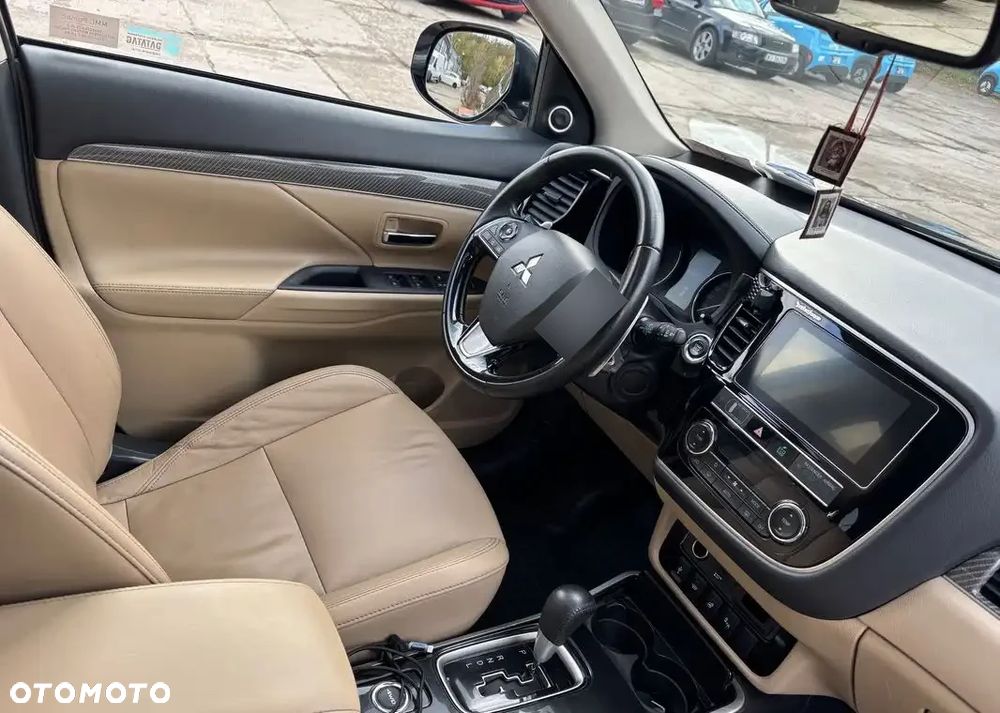 Mitsubishi Outlander - 10