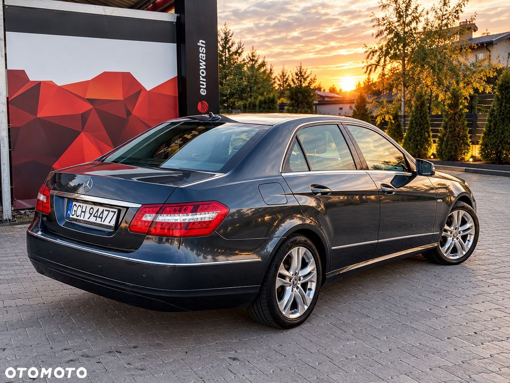 Mercedes-Benz E-Class 2009 photo 2