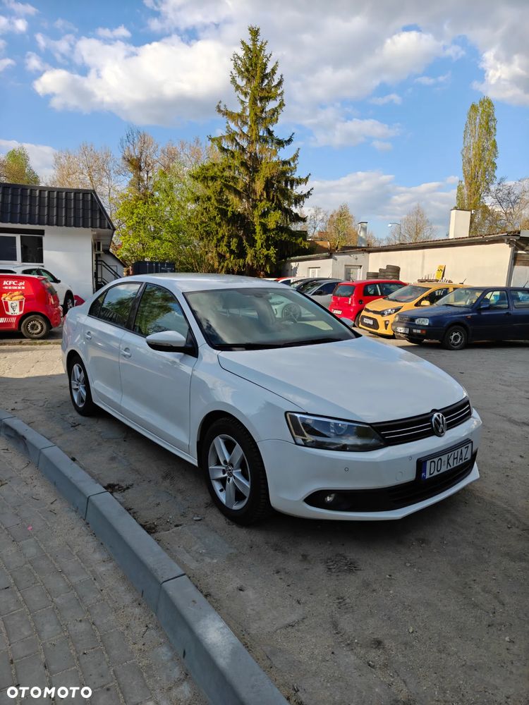 Volkswagen Jetta 1.6 TDI Comfortline DSG - 1