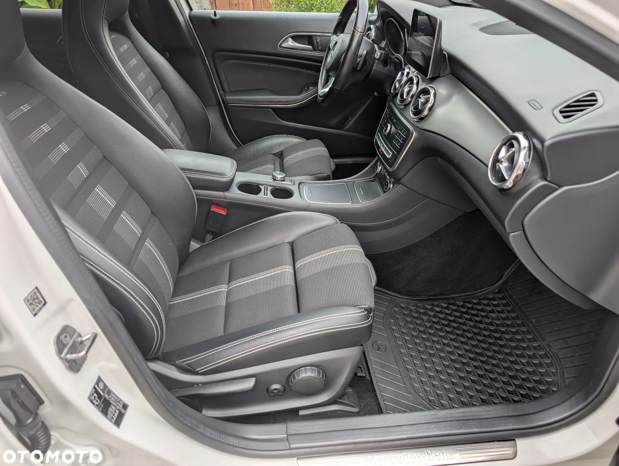 Mercedes-Benz GLA 200 7G-DCT - 23