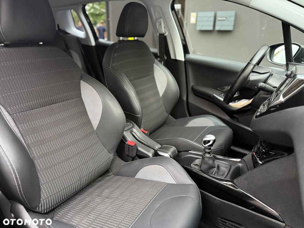 Peugeot 2008 1.2 PureTech Allure S&S - 28
