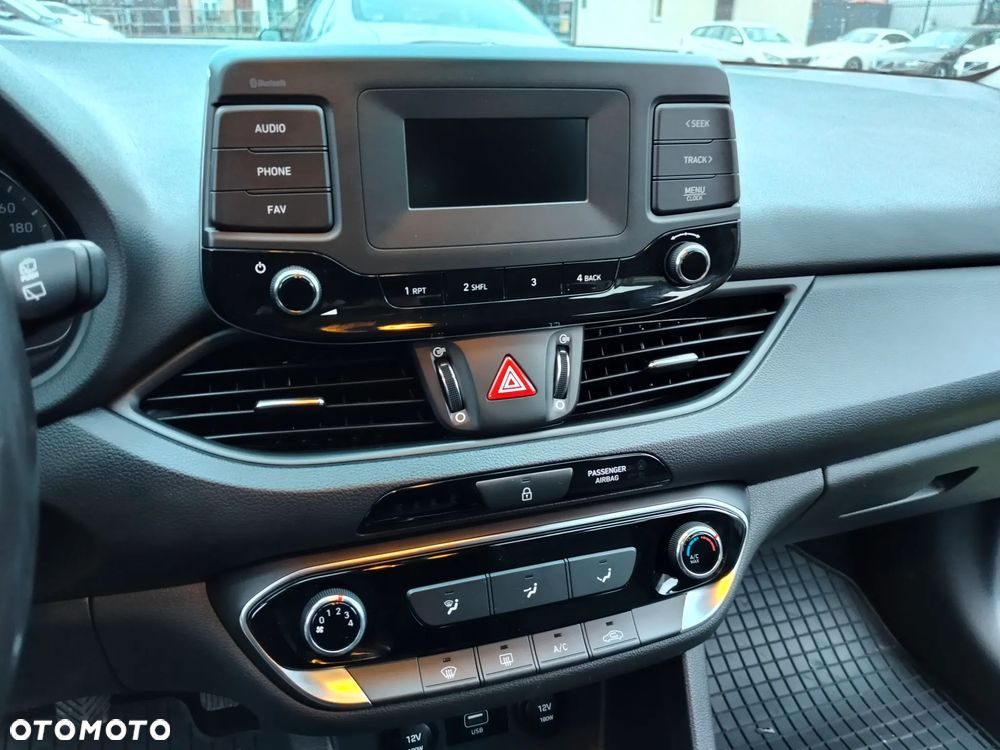 Hyundai i30 1.5 DPI Classic + - 8