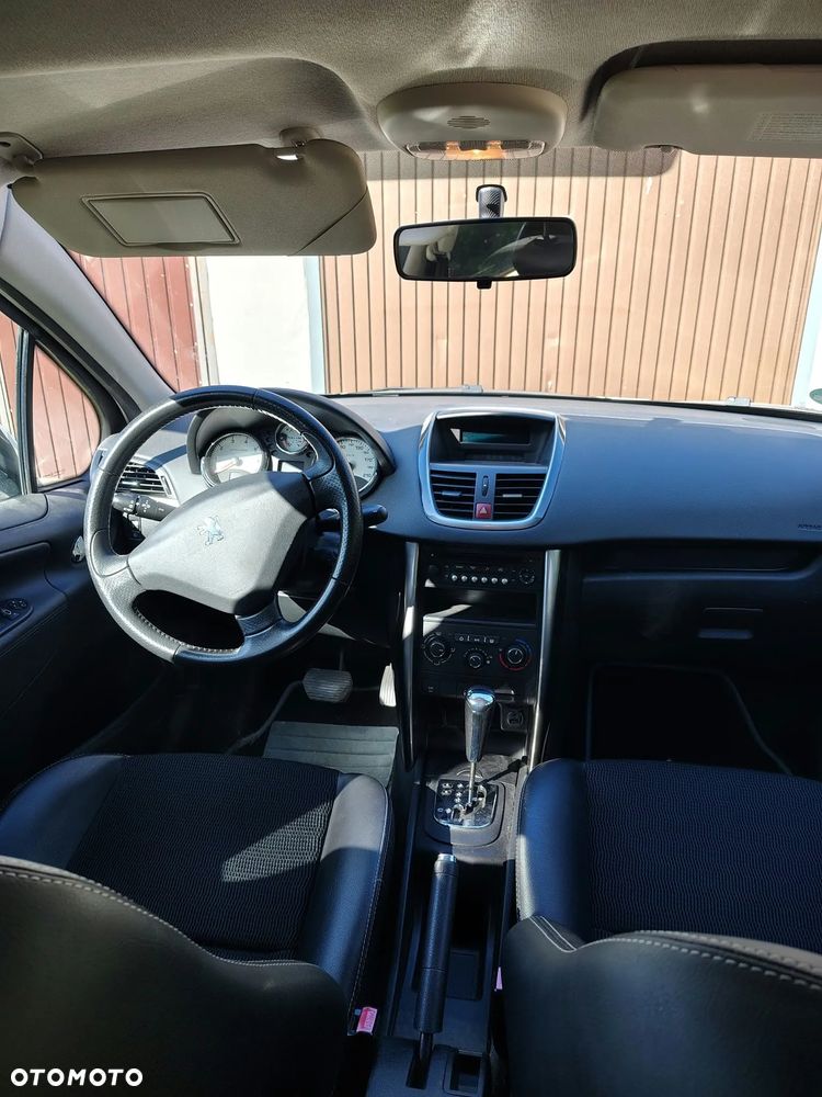 Peugeot 207 2011 photo 5