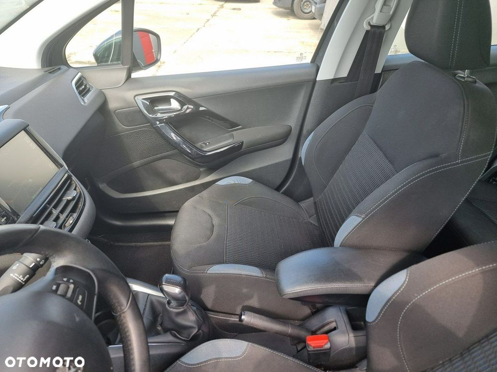 Peugeot 208 - 11