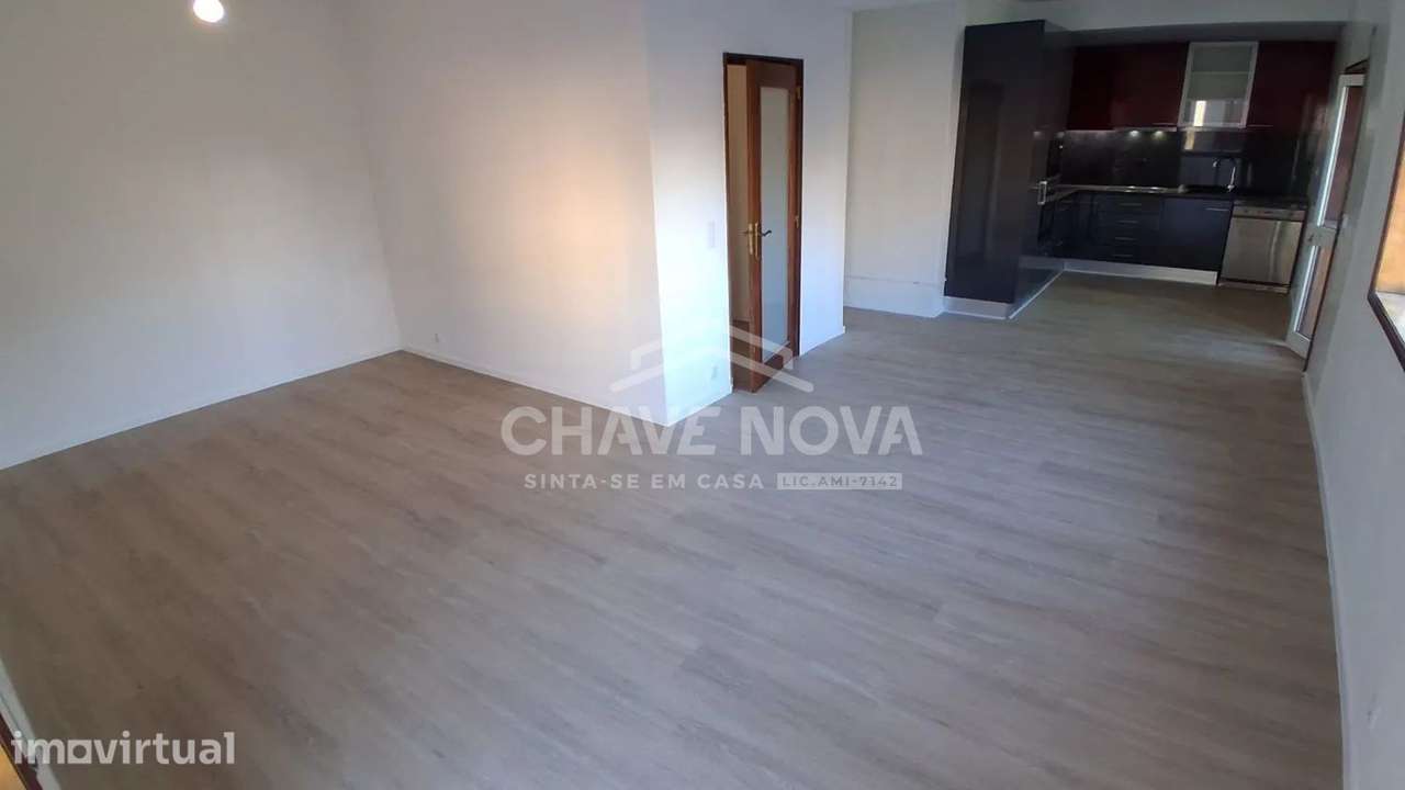 Apartamento T2 com varanda e garagem em Rio Tinto - Grande imagem: 2/14