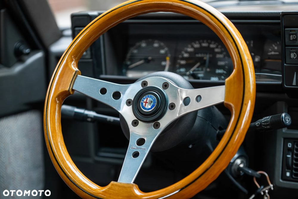 Alfa Romeo 75 - 8