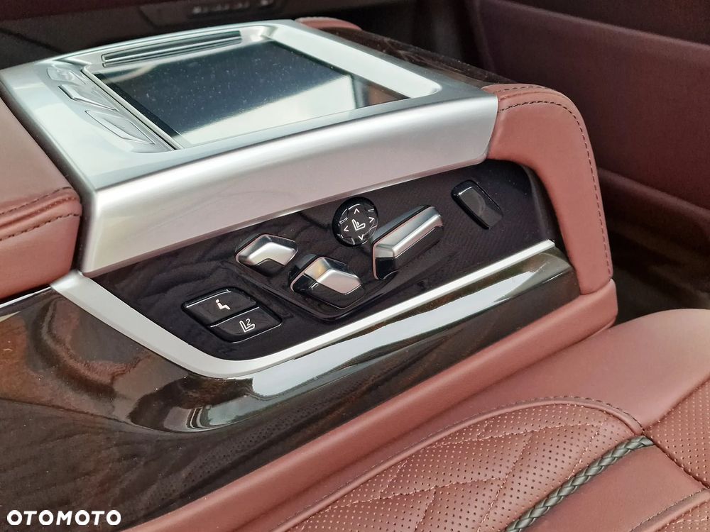 BMW Seria 7 750Li xDrive - 28
