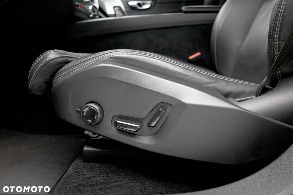 Volvo XC 60 B4 D AWD Ultimate Dark - 18