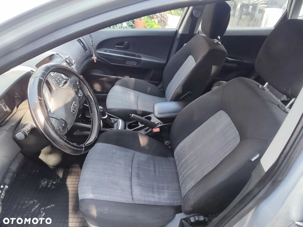 Kia Ceed - 11