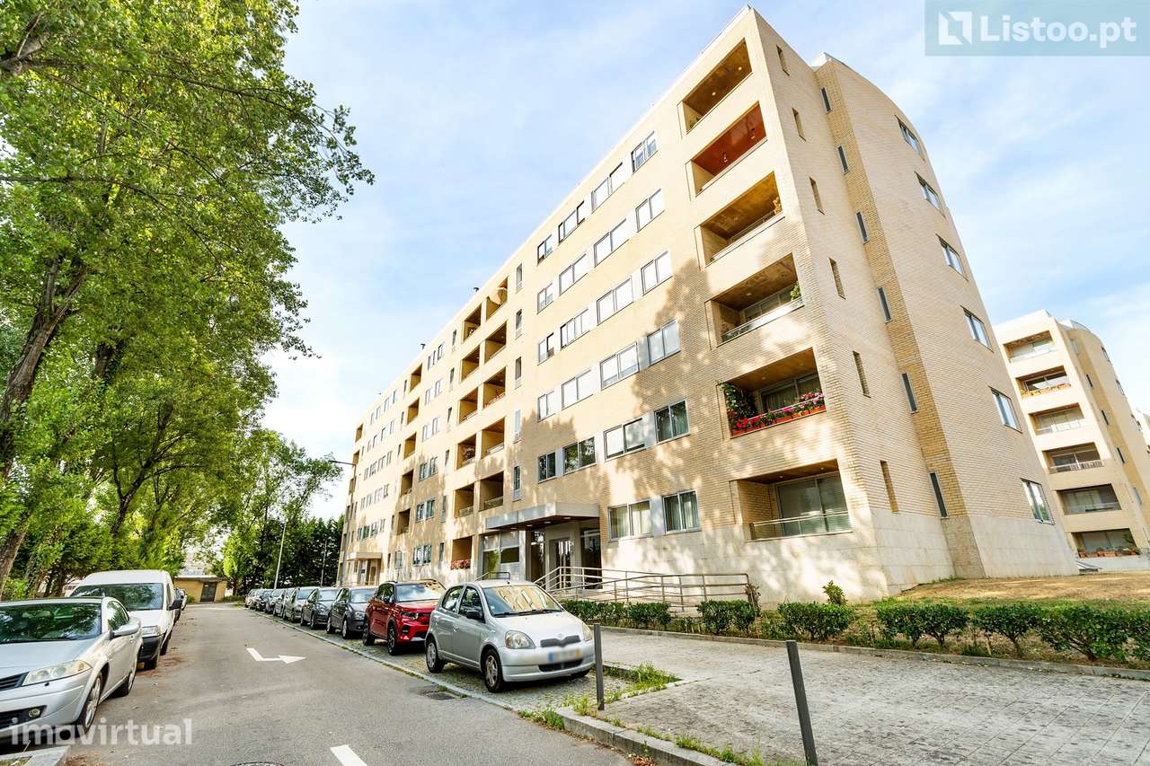 Apartamento T2 Renovado c/ Varanda e Garagem - Grande imagem: 2/25