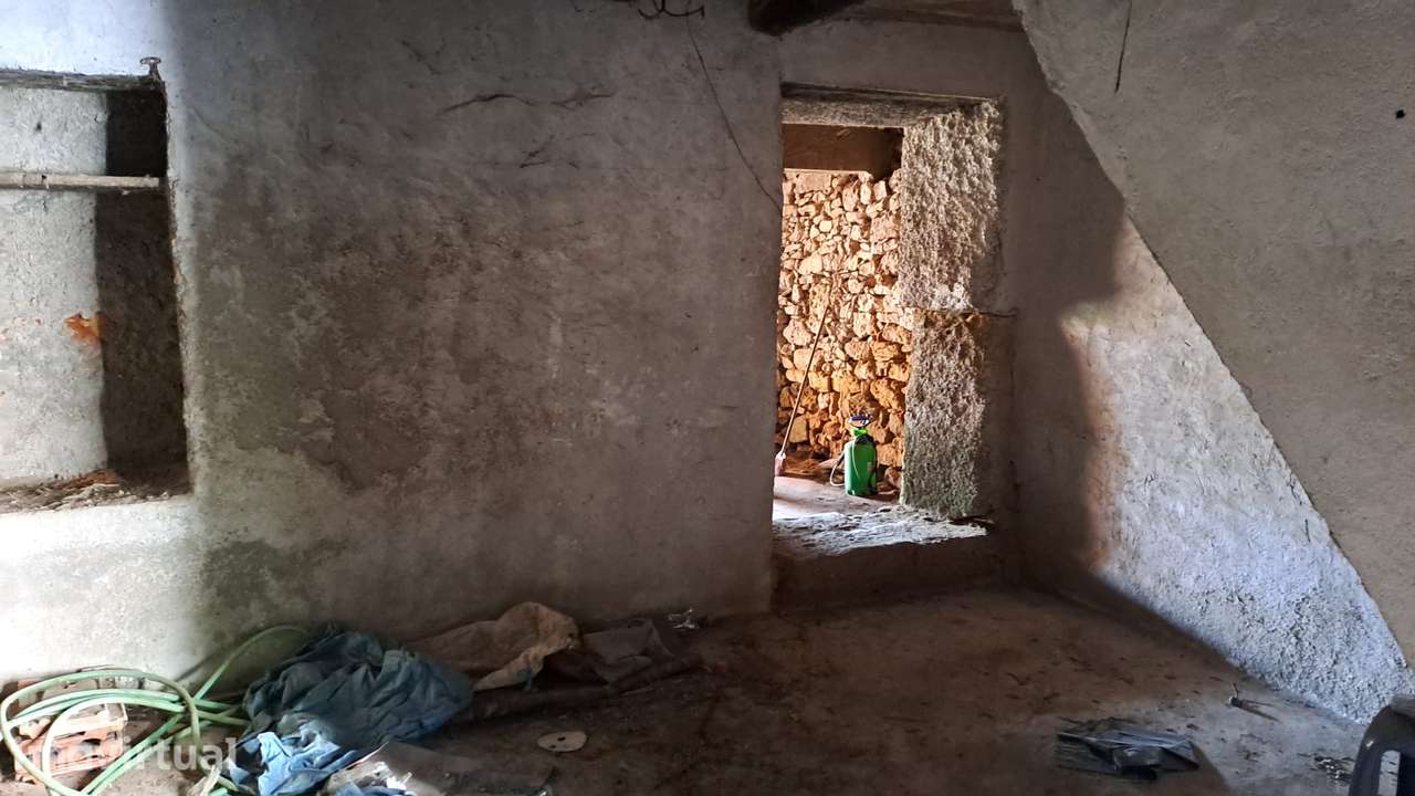 Moradia T2 para Reconstrução no Centro de Almalaguês - Grande imagem: 2/26