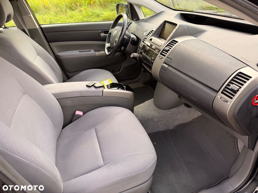 Toyota Prius (Hybrid) Executive - 18
