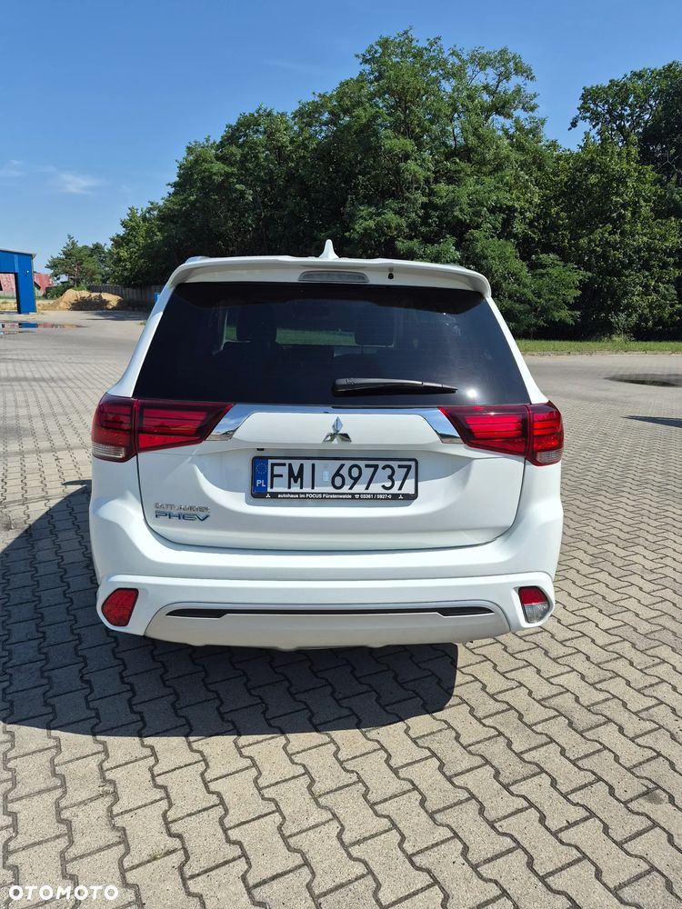 Mitsubishi Outlander - 2