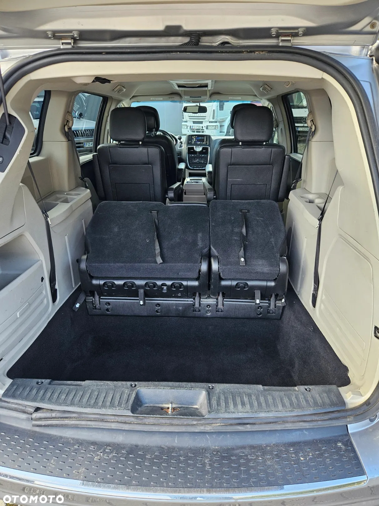 Chrysler Town & Country - 10