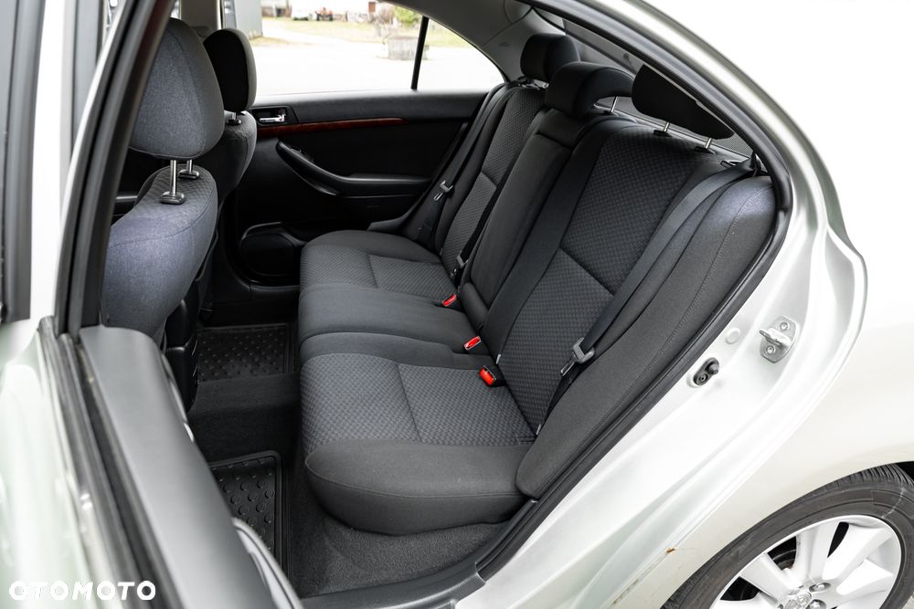 Toyota Avensis 1.8 VVT-i Executive - 19