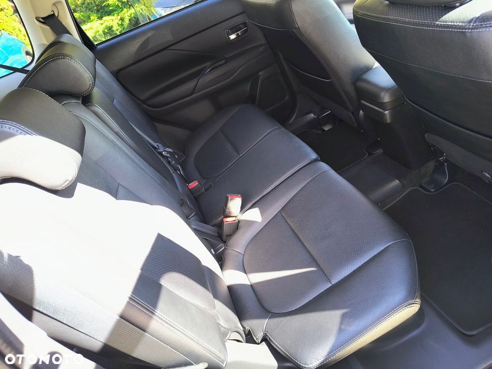 Mitsubishi Outlander Instyle NAVI + - 29