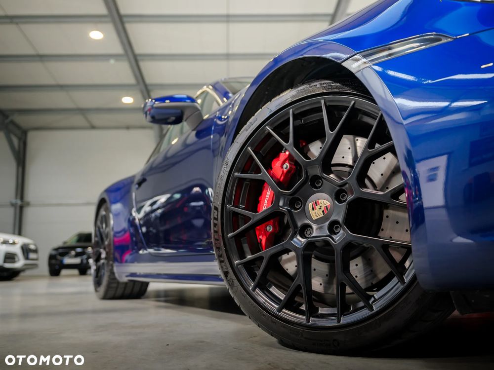 Porsche 911 Carrera 4 GTS - 13