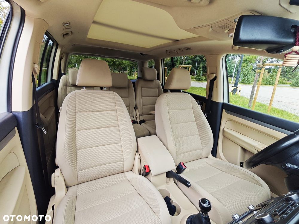 Volkswagen Touran 2.0 TDI Highline - 23