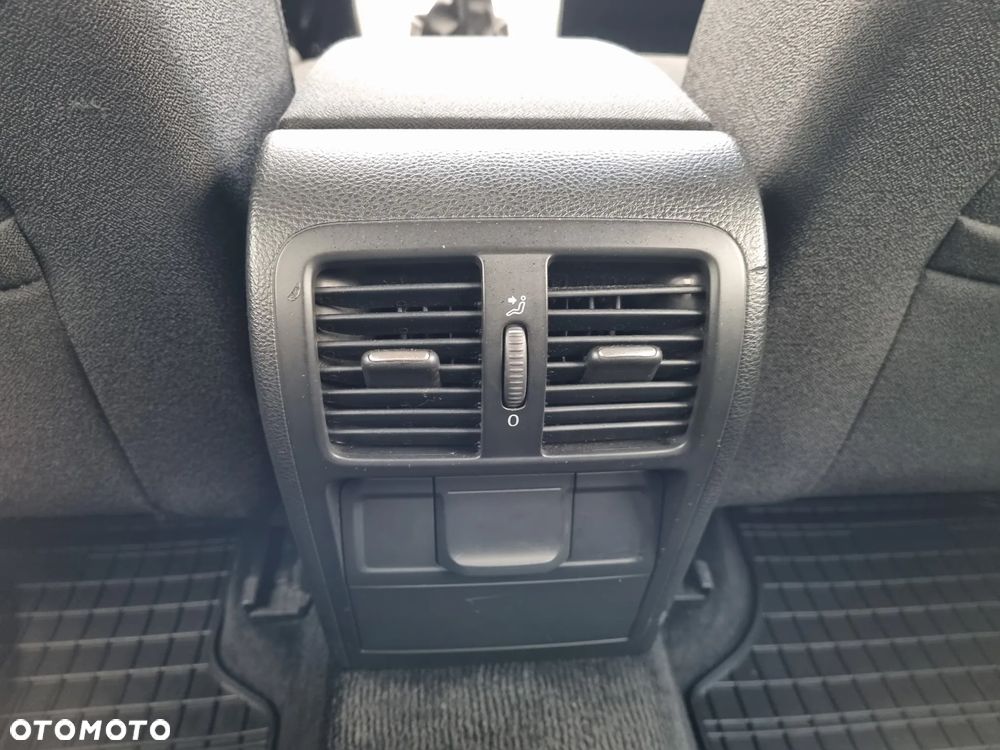 Volkswagen Passat 1.6 TDI DPF BlueMot Comfortline - 19