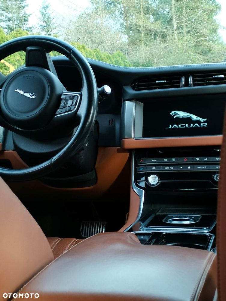Jaguar XF 20d Portfolio - 10