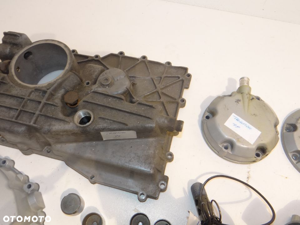 Triumph 1200 Trophy pokrywa dekiel silnika wałek rozrządu szklanki panewki zaworowe pompa wody - 13