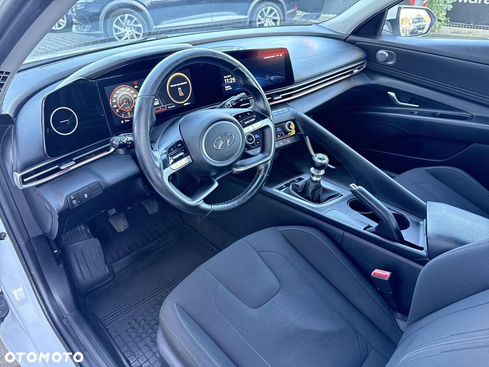 Hyundai Elantra 1.6 Executive - 11