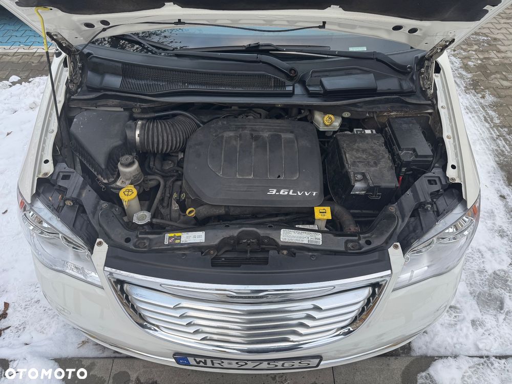 Chrysler Town & Country - 10