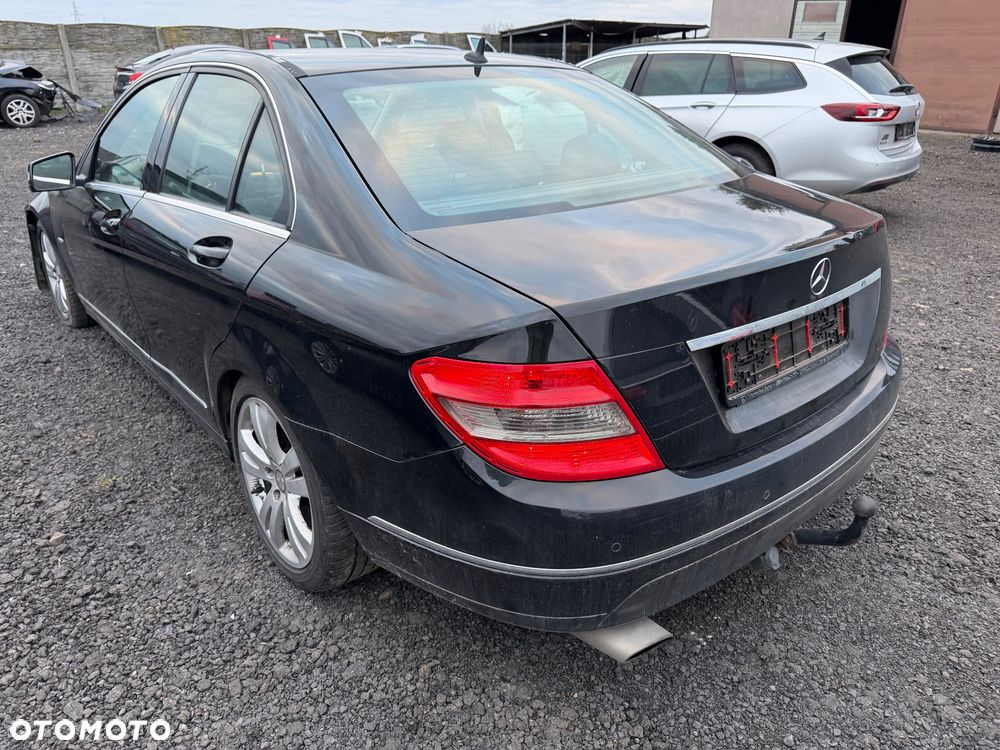 Mercedes-Benz Klasa C 180 CGI BlueEFFICIENCY Avantgarde - 6