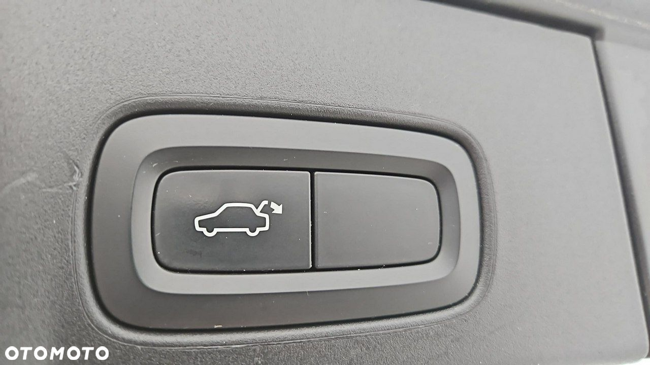 Volvo V90 D4 SCR Momentum Pro - 25