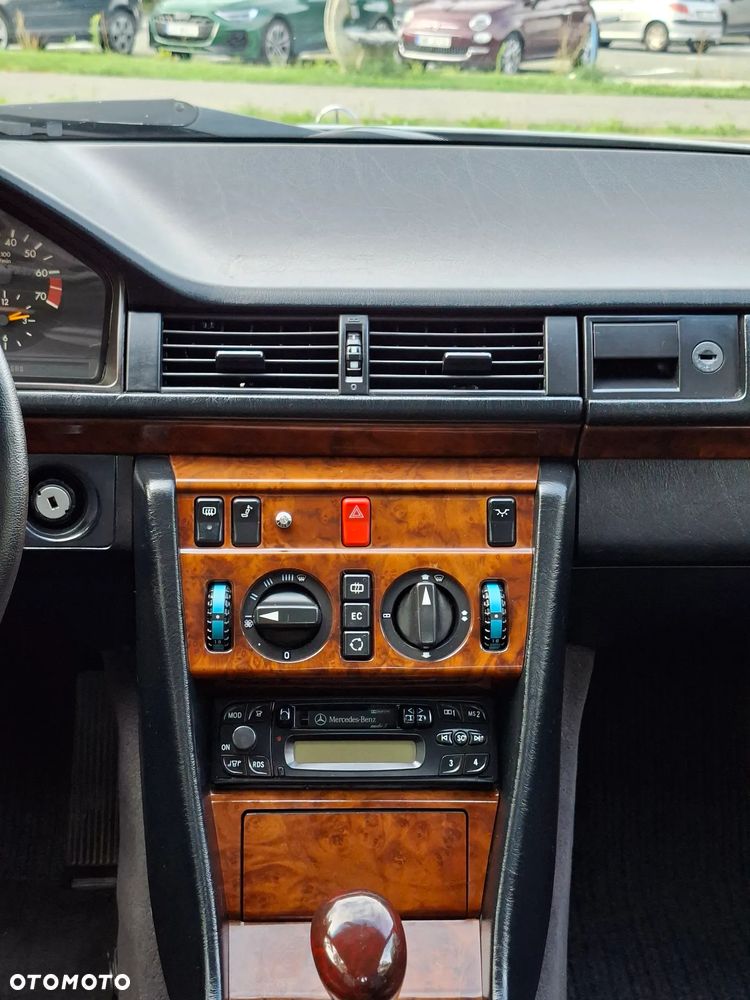 Mercedes-Benz Klasa E 200 - 16