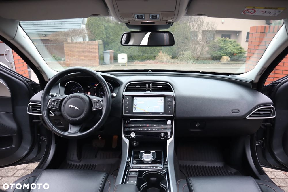 Jaguar XE 20d Prestige - 12