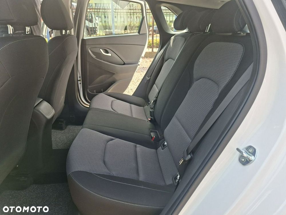 Hyundai i30 1.5 DPI Classic + - 16