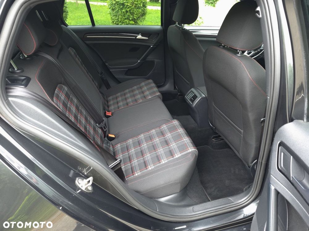 Volkswagen Golf - 10