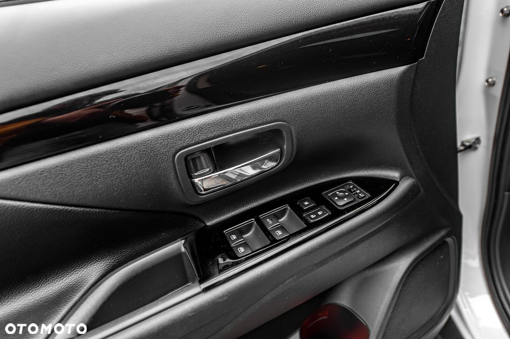 Mitsubishi Outlander 2.2 DID Instyle Navi 4WD - 11