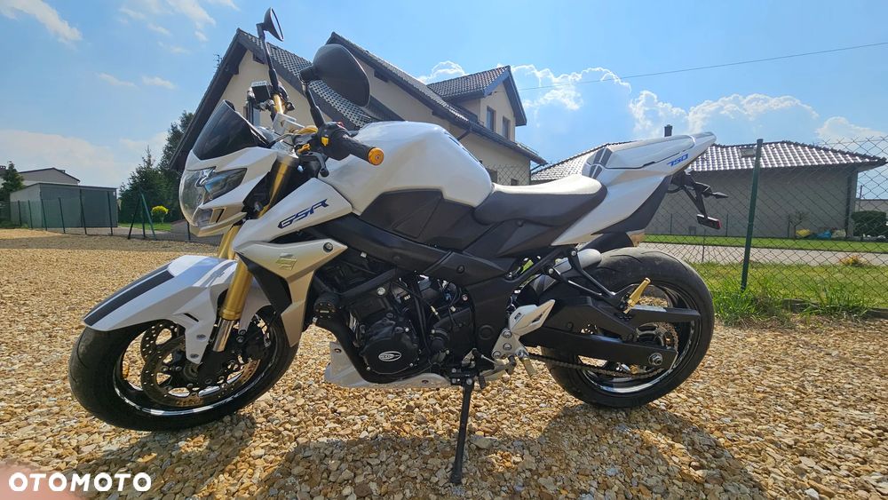 Suzuki GSR - 8